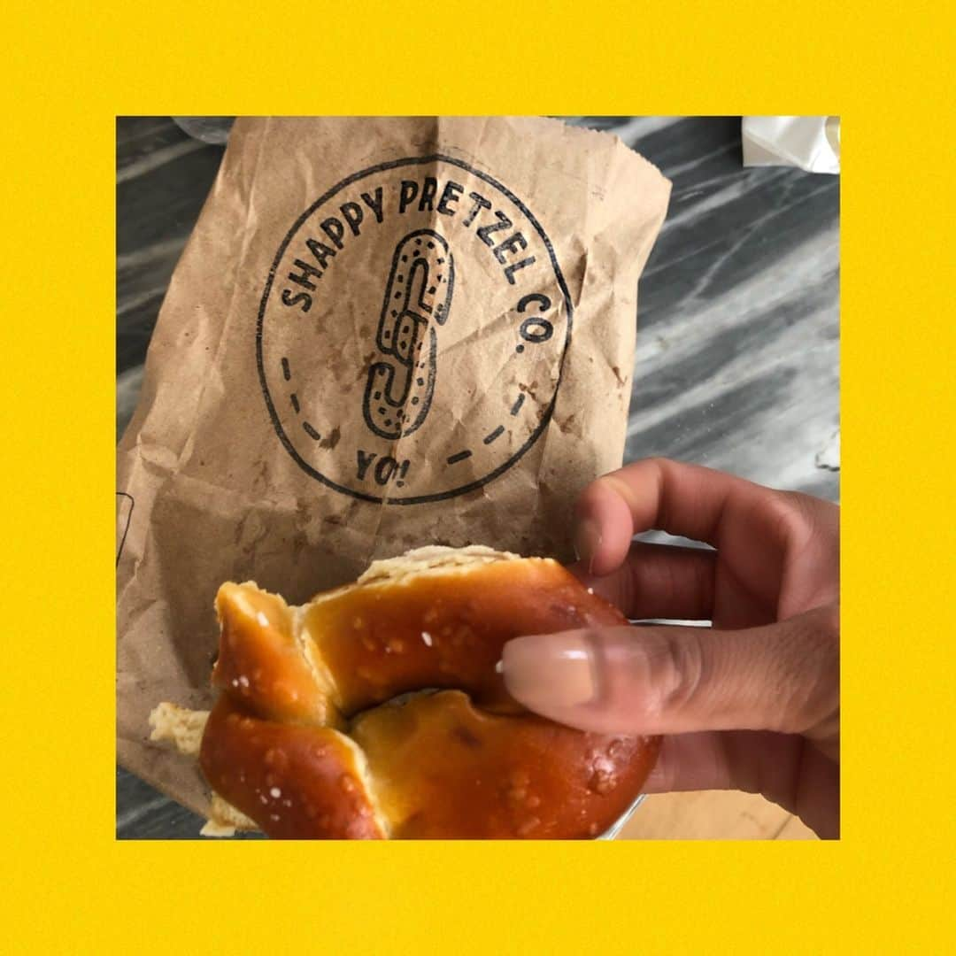 タイラ・バンクスさんのインスタグラム写真 - (タイラ・バンクスInstagram)「When I bit into this @shappypretzel pretzel, I had to hold onto the wall... it was SO dang good. 🥨⁠ ⁠ Even though restaurants are closed for dining in LA again, let’s make sure to support those local small businesses by ordering to-go. Show some love in the comments for your favorite restaurants. And make sure to say what city they are in.  I’m always down to try somewhere new when it’s safe to travel super freely again!💛」12月8日 4時01分 - tyrabanks