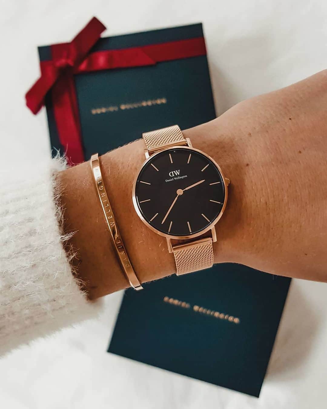 Style Fashion Luxuryのインスタグラム：「HOLIDAY OFFERS! @danielwellington Use the code  STYLEBOOK  for extra 15% off on all offers! Visit Danielwellington.com #danielwellington」