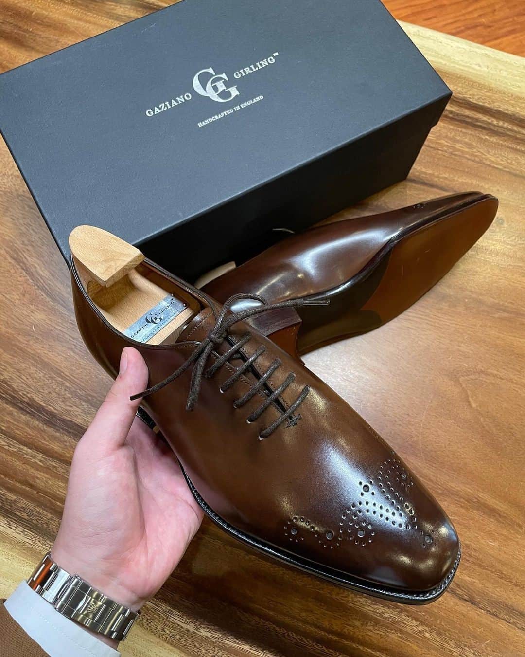 のインスタグラム：「We love seeing our customers with a fresh pair of Gaziano Girlings - Whole Cut Oxford.  Credit: @jaydenchann . . . . . . . . . .  #menstyle #classicshoes #elegantshoes #handwelted #handmadeshoes #classicfootwear #stylish #shoemaker #mensfootwear #bespokemakers #fashion #brspokemakers #bespokeshoes #mensfashion #madeinengalnd  #mensshoes #menswear #shoesoftheday #shoestagram #shoestyle #shoeporn #shoes」