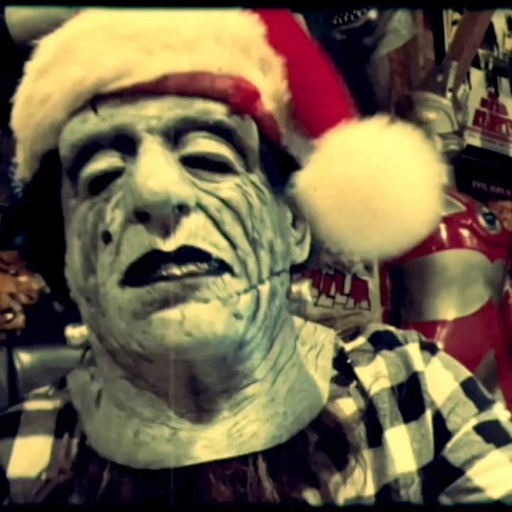 ロブ・ゾンビのインスタグラム：「The holiday spirit just kicked in ! What about you? 🎅🎁🎊🦇☠️#merrychristmas🎄 #robzombie #theghostofchristmascrazy」