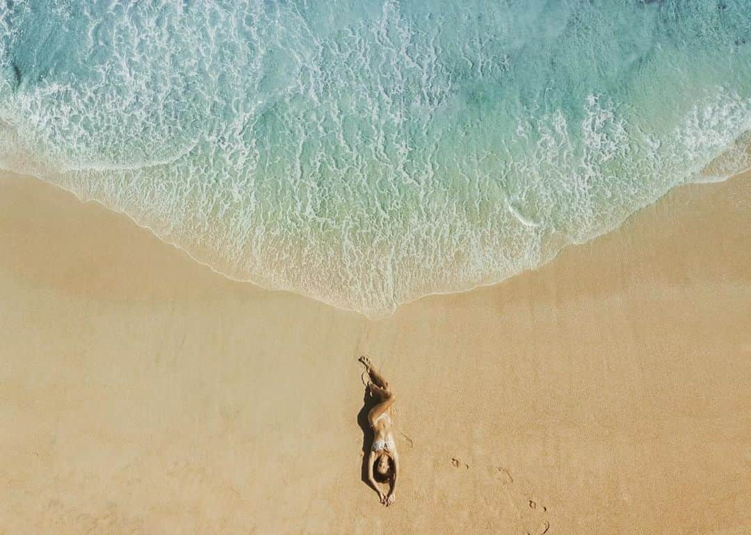 アレッサンドラ・アンブロジオさんのインスタグラム写真 - (アレッサンドラ・アンブロジオInstagram)「✨Sky above, sand below, peace within ✨👙  .  #bythesea #oceanlover ##goodvibes」12月8日 4時04分 - alessandraambrosio