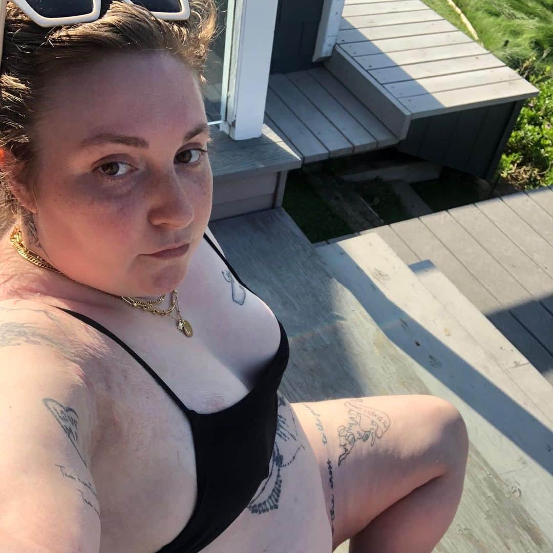 レナ・ダナムのインスタグラム：「Oh hey, just self-isolating with my pod, aka my pot belly and my sunglasses. You know I’ve been thinking a lot about my pot belly in quarantine- especially as I notice an unusual amount of articles with titles like “how I lost the weight” and “diet is everything.” Are there more of them or do I just have more time to notice? Somehow, headlines that used to roll off my flesh rolls sting in a new way- not because I think that’s the body I’m meant to have, but because it feels like it’s adding yet another item to the epic to-do list we are all creating for ourselves in Covid- you know the one: “Now that I can’t be in the world, maybe I’ll finally... take up karate... build my own furniture... grow geraniums...” But for most people pandemic life has not proven to be a break from the world or themselves. And so the list grows, the items remain unchecked, and the suggestion of a revamped clean eating plan in my newsfeed somehow feels like a personal assault. Growing up chubby, fat, thicc, whatever you wanna call it- I always felt my body was a sign that read “I’m lazy and I have done less.” Like if I just found the will to invest 30% more I could be okay. Over the years, as my body guided me through my career and illness and disability, I started to appreciate what it was capable of. But somehow, this pandemic time has brought back some of those old feelings of self-loathing and I think it all comes back to that damned to-do list, the one that started when we went into lockdown. Should I be revamping my fridge with veggies and showing off before/after pics, emerging from quarantine with a revenge body? And why, after all these years spent fostering self love, do I still feel like weight loss is an item for my to-do? When I could be adding “learn Spanish?” or “fall in love with a firefighter?” Like, what if I checked that one off *forever forever* (by doing it never never)? But I’m so curious- what has this period brought up for you as you’ve sat with the body you were given, no matter where self isolation has taken it? Please share with me in the comments- I’ll be reading faithfully from right here in this bikini top.」