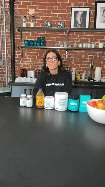 ボビー・ブラウンのインスタグラム：「We just launched today, my new favorite vegan gummy - @evolution_18’s Apple Cider Vinegar gummy has the same amount of ACV as one tablespoon of the liquid. Wouldn’t you rather take two real apple pectin gummies for better digestion and shinier hair, skin and nails!? Xx」