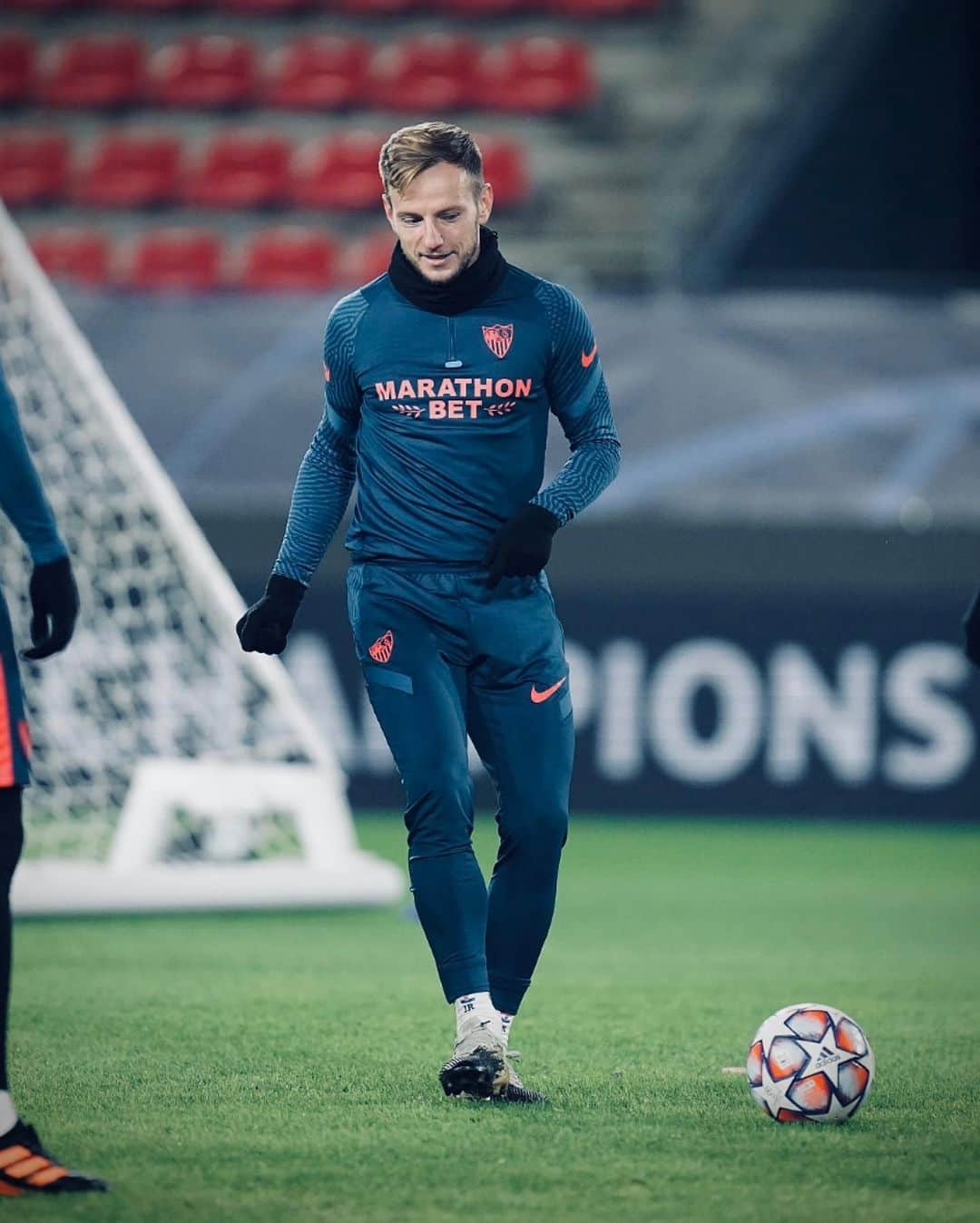 イヴァン・ラキティッチさんのインスタグラム写真 - (イヴァン・ラキティッチInstagram)「@championsleague in December 🎿❄️⛄️🥶😂 See you tomorrow 💪🏻😂⚽️ #VamosMiSevilla #IvanRakitic」12月8日 4時14分 - ivanrakitic