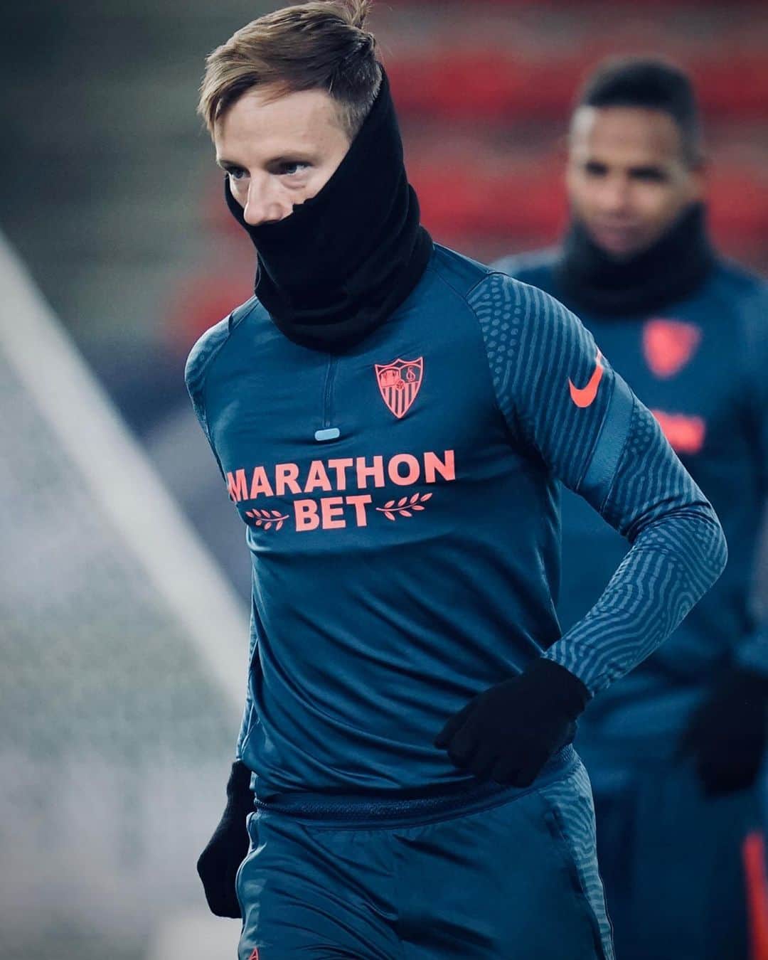 イヴァン・ラキティッチのインスタグラム：「@championsleague in December 🎿❄️⛄️🥶😂 See you tomorrow 💪🏻😂⚽️ #VamosMiSevilla #IvanRakitic」