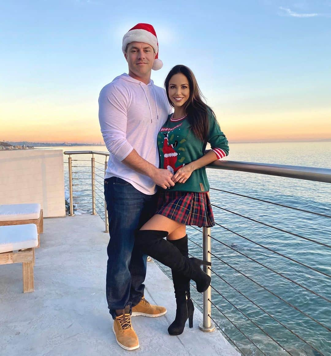 Melissa Risoさんのインスタグラム写真 - (Melissa RisoInstagram)「@brandon__messina and I in Malibu at our ugly Christmas sweater party. (His sweater wasn’t on yet 😂🙈) Happy Holidays everyone 🎅🏽🎄 #christmas #happyholidays #santa #love #beach #covidfree」12月8日 4時20分 - melissariso