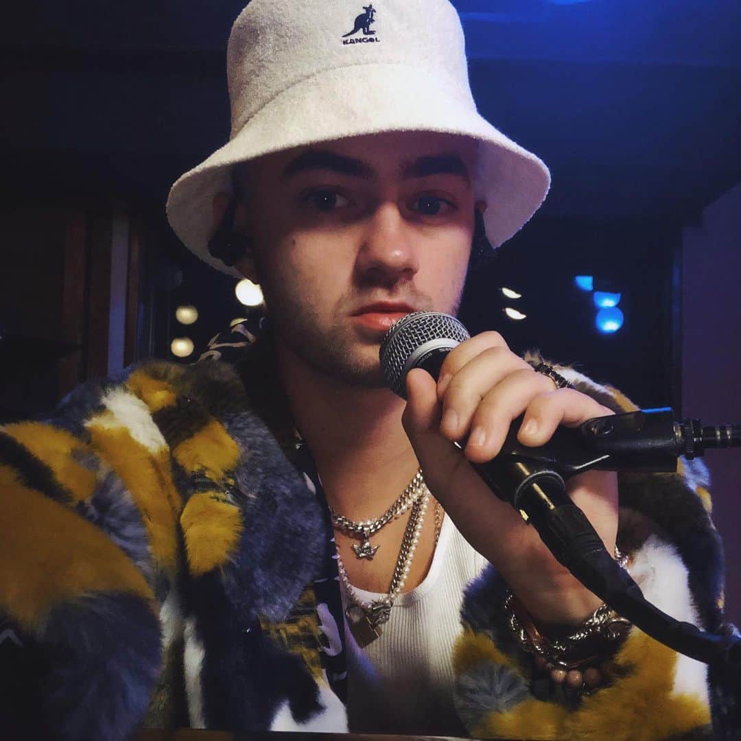 ジャック・ジョンソンのインスタグラム：「Release weekend was crazy. 3 virtual shows under the belt and 500k streams on Spotify already! You guys are absolute legends, I’m glad you have been fuckin with the project so hard. What’s your favorite track? Also, remember what PASTEL is all about. Pushing yourself to be better everyday! Join me on this journey and I promise we will hold each other accountable. Life’s too short for us to waste our time here man! 🌸🌸 (that virtual encore had me weak as hell by the way 😂)」