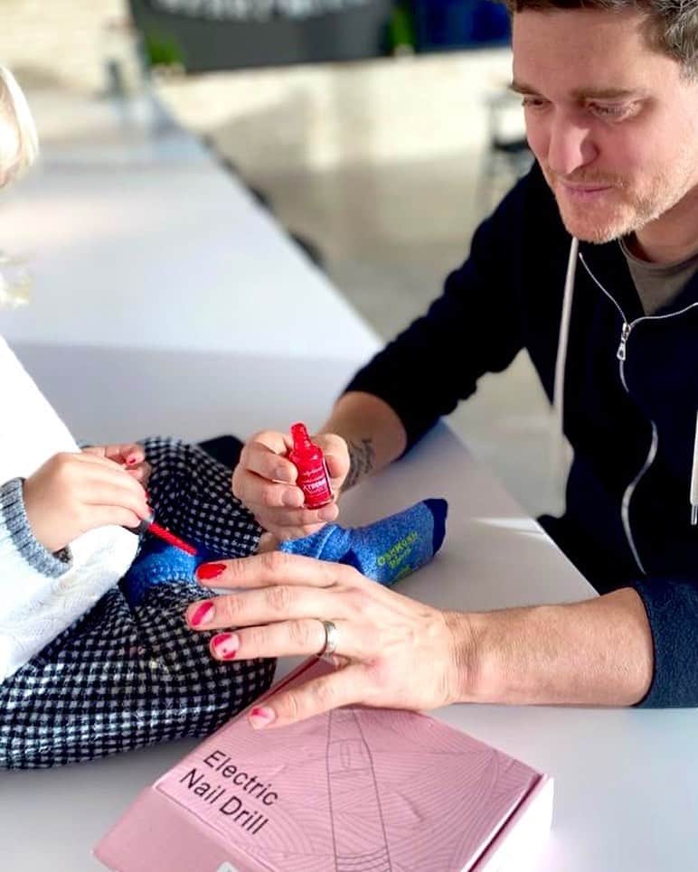 マイケル・ブーブレのインスタグラム：「Daughter, Friend and affordable Nail Technician.」