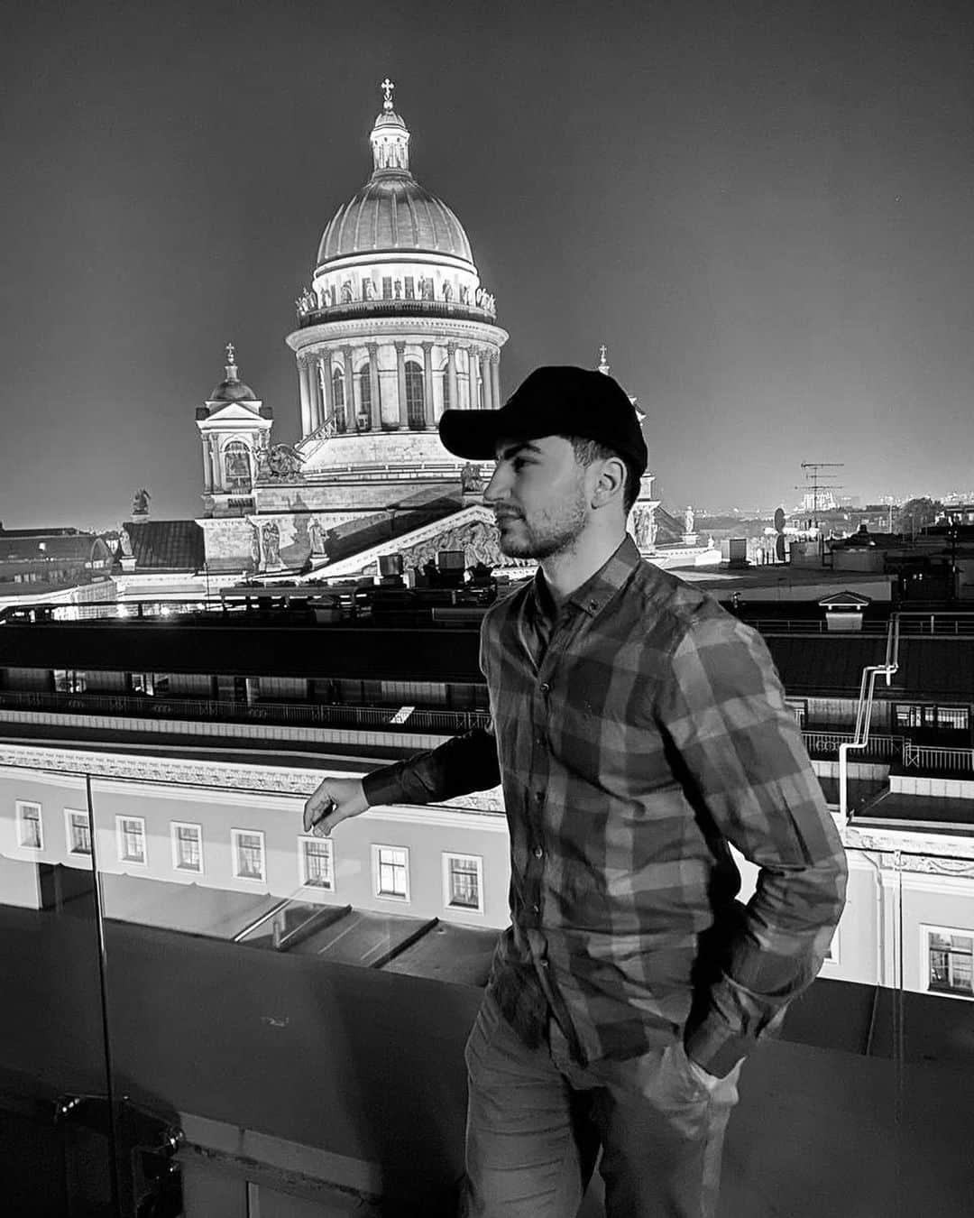 ウラジスラフ・ミルゾエフのインスタグラム：「я вижу космос в твоих глазах , нет пути назад」