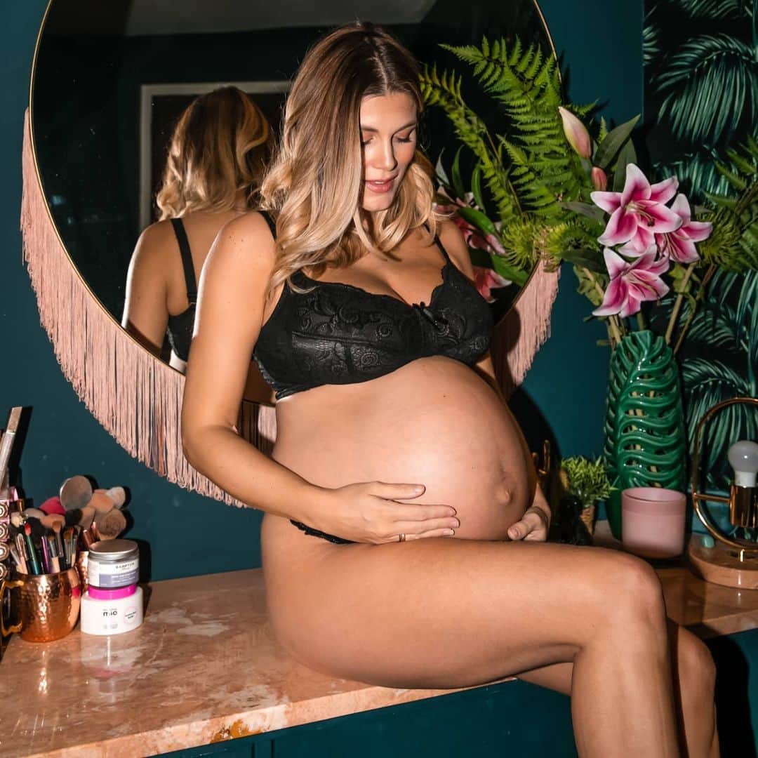 Ashley Jamesさんのインスタグラム写真 - (Ashley JamesInstagram)「"what products are you using to stop getting stretch marks?"   I think this is the question I've been asked the most throughout my pregnancy. And I want to talk about it...  Firstly, there is no magic potion for stretch marks. The beauty industry literally profits off making us believe there is something 'wrong' with stretch marks (and other perfectly normal things, like cellulite). So whilst I have been keeping my body well moisturised, I haven't bought in to any 'magic' potions because they just don't exist.   Secondly, I want to say that I do have stretch marks. I haven't pointed them out because I don't want to focus on any part of my body or your body as a flaw. No part of our body is a flaw. But I have them and I just wanted to share that, and I love them because they show how my body adapted to grow my son.  Stretch marks super common and very normal. I saw somewhere that 8/10 pregnant women get stretch marks. Obviously some of us get them worse than others, and sometimes they come up in different colours depending on our genetics and skin tones, but they're very normal.   I don't see them as ugly. I've said this before, but I see them as mother nature's tattoo: a way of her commemorating something our body has grown for. My pregnancy stretch marks are white, but when I was younger I had angry red marks all over one boob when I had a lump. The colour faded, but the lines remain..they remind me what my body overcame.   I'd love for all parts of our bodies that we've been made to see as flaws, to be seen as life stories. Our freckles share the stories of times in the sun. Our stretch marks, of the times our bodies adapted and changed. Our wrinkles, of all the times we laughed, smiled, or cried. We are a growing and evolving work of art.   So please don't buy magic potions, they probably don't work. But moisturise... I do it twice a day, I always have. But I take extra pride in massaging my bump... It's a self care thing. Will it help prevent stretch marks? Maybe. But please love your body even if and when Mother Nature's tattoos appear. ❤️  #stretchmarks #thirdtrimester #36weekspregnant #bodyconfidence」12月8日 4時26分 - ashleylouisejames