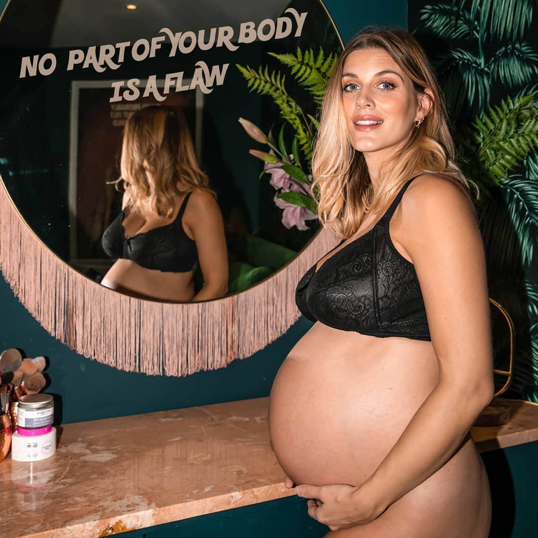 Ashley Jamesさんのインスタグラム写真 - (Ashley JamesInstagram)「"what products are you using to stop getting stretch marks?"   I think this is the question I've been asked the most throughout my pregnancy. And I want to talk about it...  Firstly, there is no magic potion for stretch marks. The beauty industry literally profits off making us believe there is something 'wrong' with stretch marks (and other perfectly normal things, like cellulite). So whilst I have been keeping my body well moisturised, I haven't bought in to any 'magic' potions because they just don't exist.   Secondly, I want to say that I do have stretch marks. I haven't pointed them out because I don't want to focus on any part of my body or your body as a flaw. No part of our body is a flaw. But I have them and I just wanted to share that, and I love them because they show how my body adapted to grow my son.  Stretch marks super common and very normal. I saw somewhere that 8/10 pregnant women get stretch marks. Obviously some of us get them worse than others, and sometimes they come up in different colours depending on our genetics and skin tones, but they're very normal.   I don't see them as ugly. I've said this before, but I see them as mother nature's tattoo: a way of her commemorating something our body has grown for. My pregnancy stretch marks are white, but when I was younger I had angry red marks all over one boob when I had a lump. The colour faded, but the lines remain..they remind me what my body overcame.   I'd love for all parts of our bodies that we've been made to see as flaws, to be seen as life stories. Our freckles share the stories of times in the sun. Our stretch marks, of the times our bodies adapted and changed. Our wrinkles, of all the times we laughed, smiled, or cried. We are a growing and evolving work of art.   So please don't buy magic potions, they probably don't work. But moisturise... I do it twice a day, I always have. But I take extra pride in massaging my bump... It's a self care thing. Will it help prevent stretch marks? Maybe. But please love your body even if and when Mother Nature's tattoos appear. ❤️  #stretchmarks #thirdtrimester #36weekspregnant #bodyconfidence」12月8日 4時26分 - ashleylouisejames