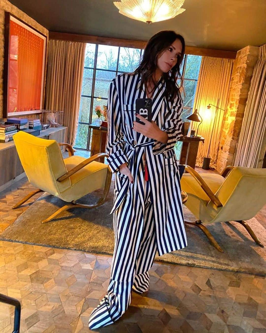 ヴィクトリアベッカムさんのインスタグラム写真 - (ヴィクトリアベッカムInstagram)「What I wish I was wearing after a busy Monday! 😴😴 So obsessed with this beautiful VVB pyjama set. For this week only you can get the pyjamas and robe embroidered with your initials too – such a thoughtful gift (or treat to yourself!) xx vb」12月8日 4時41分 - victoriabeckham