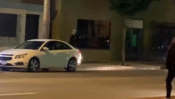 のインスタグラム：「Hoy en Primer Impacto, con un desfile de carros low riders por el este de Los Ángeles dan el último adiós al comediante Joe Luna, conocido como “Joe El Cholo”, quien murió a causa del #coronavirus. Horas antes de su muerte denunció en un video que subió en sus redes sociales las supuestas condiciones deplorables y la falta de higiene en el hospital donde se encontraba.」