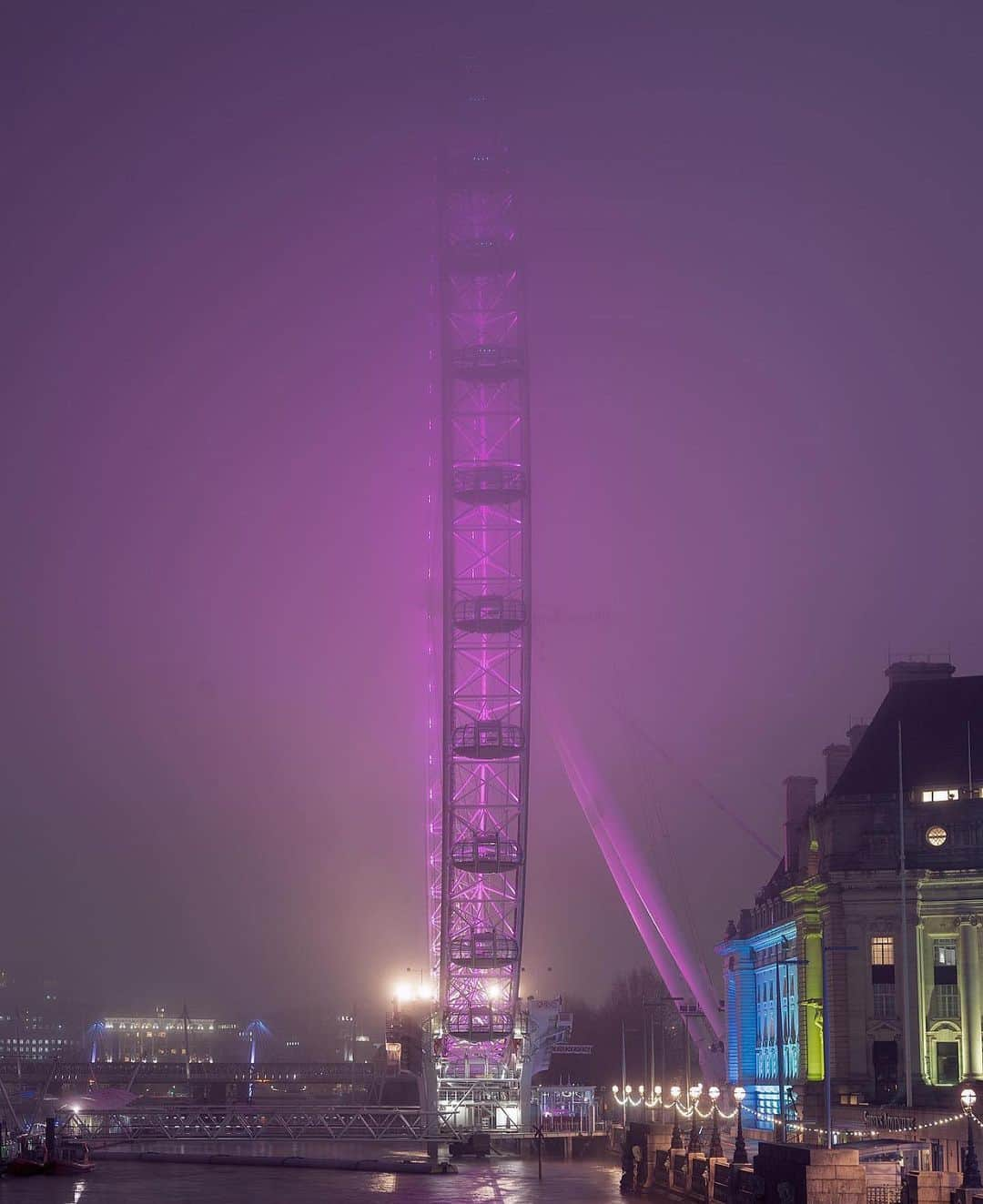 @LONDON | TAG #THISISLONDONさんのインスタグラム写真 - (@LONDON | TAG #THISISLONDONInstagram)「☁️ Another one of those days!! 😱😱🤷🏻‍♂️🤷🏻‍♂️ Crazy scenes captured by @justefe at the #LondonEye ... we think... 🤔😆😆 Who’s loving the fog?! 😱👇🏼👇🏼 ___________________________________________  #thisislondon #lovelondon #london #londra #londonlife #londres #uk #visitlondon #british #🇬🇧 #thames #westminster #southbank」12月8日 4時48分 - london