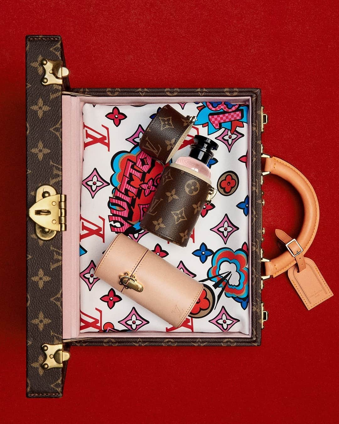 ルイ・ヴィトンさんのインスタグラム写真 - (ルイ・ヴィトンInstagram)「The Art of Travel. Les Parfums #LouisVuitton can easily be transported with utmost care thanks to heritage-inspired travel cases. Explore the entire #LVGifts selection via link in bio.」12月8日 5時04分 - louisvuitton