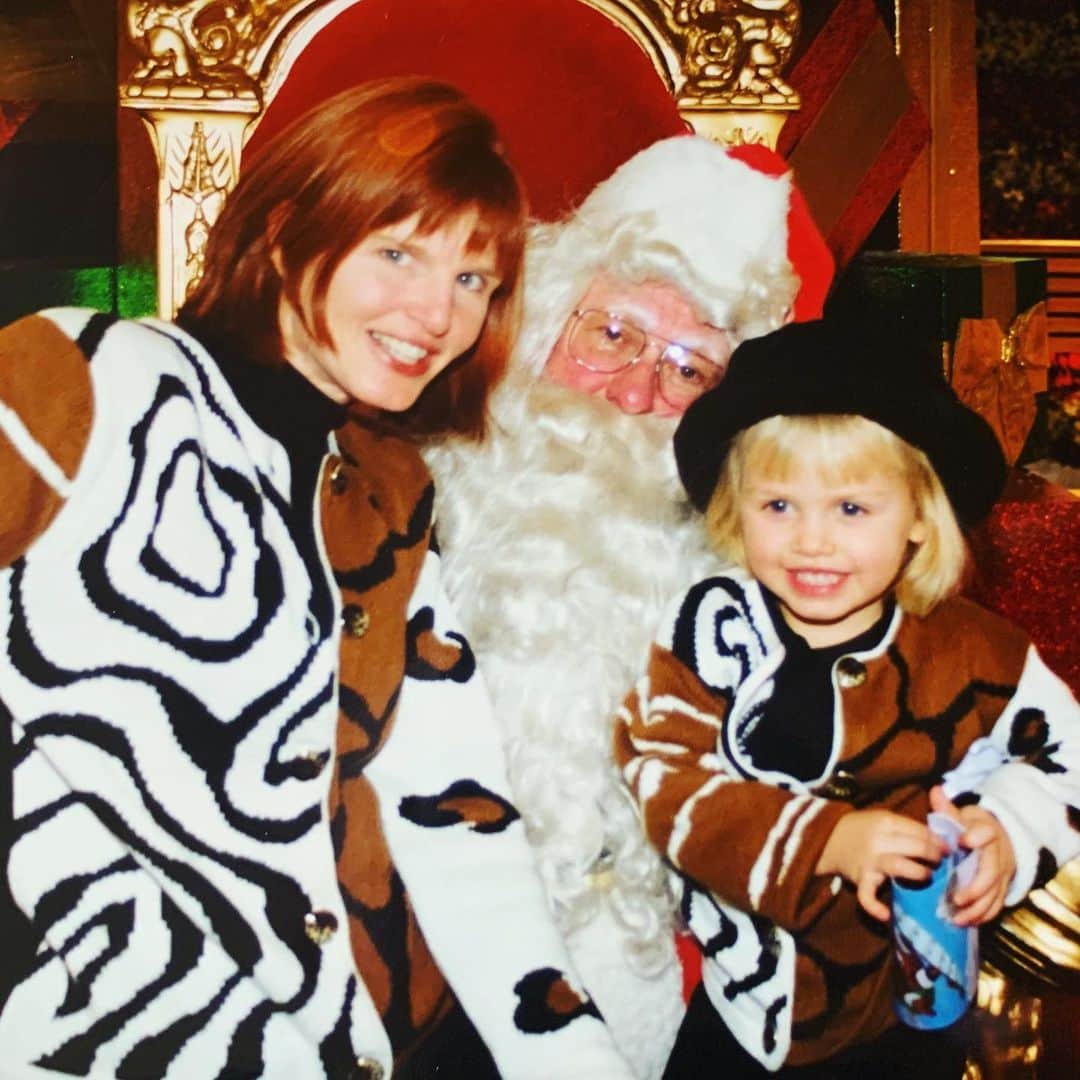 のインスタグラム：「Since @reesewitherspoon is setting all the internet trends rn...I see her mother/daughter matching sweater post and raise you mother/daughter matching sweaters AND matching haircuts 😂🎅🏼」