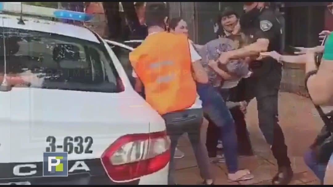 のインスタグラム：「En medio de gritos la policía la arrebata a una pareja la niña que había criado desde que era una recién nacida. Tenemos la historia en #PrimerImpacto a las 5pm/4c.」
