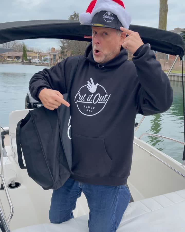 デイブ・クーリエのインスタグラム：「Just in time for the holidays! The “Cut It Out” wear store is open. Shop the link in my bio and tag me when you get your new swag! #cutitout www.cutitoutwear.com」