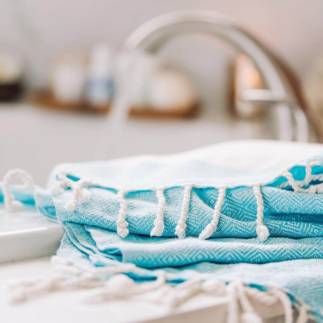 Lanikai Bath and Bodyさんのインスタグラム写真 - (Lanikai Bath and BodyInstagram)「Create a spa-like feel with our authentic and incredibly versatile Turkish towels...find them in our store. Our towels are designed to preform well, one adventure after another, wash after wash. These quick drying towels prevent mildew and odors & pack down neatly, making them the ideal compact alternative to traditional pool, beach and bath towels.  #turisktowel #beach #spa #bodycare #bathandbody #skin #nature #natural #organic #kailua #hawaii #beach #soap #bath #bubble #recycle #pineapple #sandalwood #salt #soak #epsomsalt #kukuinut #psoriasis #acne #relax #wellness #feelgood」12月8日 5時16分 - lanikaibathandbody