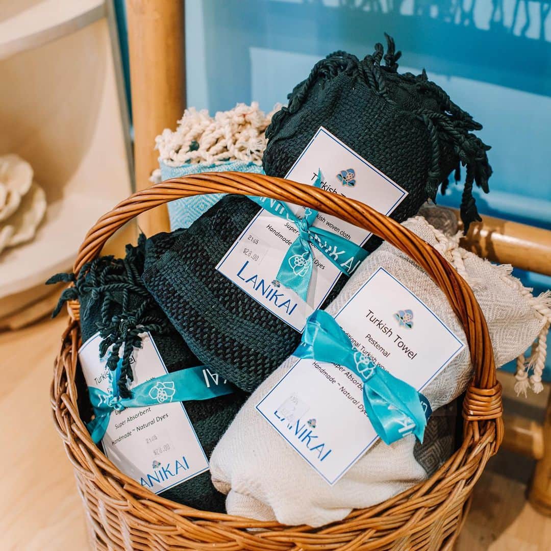 Lanikai Bath and Bodyさんのインスタグラム写真 - (Lanikai Bath and BodyInstagram)「Create a spa-like feel with our authentic and incredibly versatile Turkish towels...find them in our store. Our towels are designed to preform well, one adventure after another, wash after wash. These quick drying towels prevent mildew and odors & pack down neatly, making them the ideal compact alternative to traditional pool, beach and bath towels.  #turisktowel #beach #spa #bodycare #bathandbody #skin #nature #natural #organic #kailua #hawaii #beach #soap #bath #bubble #recycle #pineapple #sandalwood #salt #soak #epsomsalt #kukuinut #psoriasis #acne #relax #wellness #feelgood」12月8日 5時16分 - lanikaibathandbody