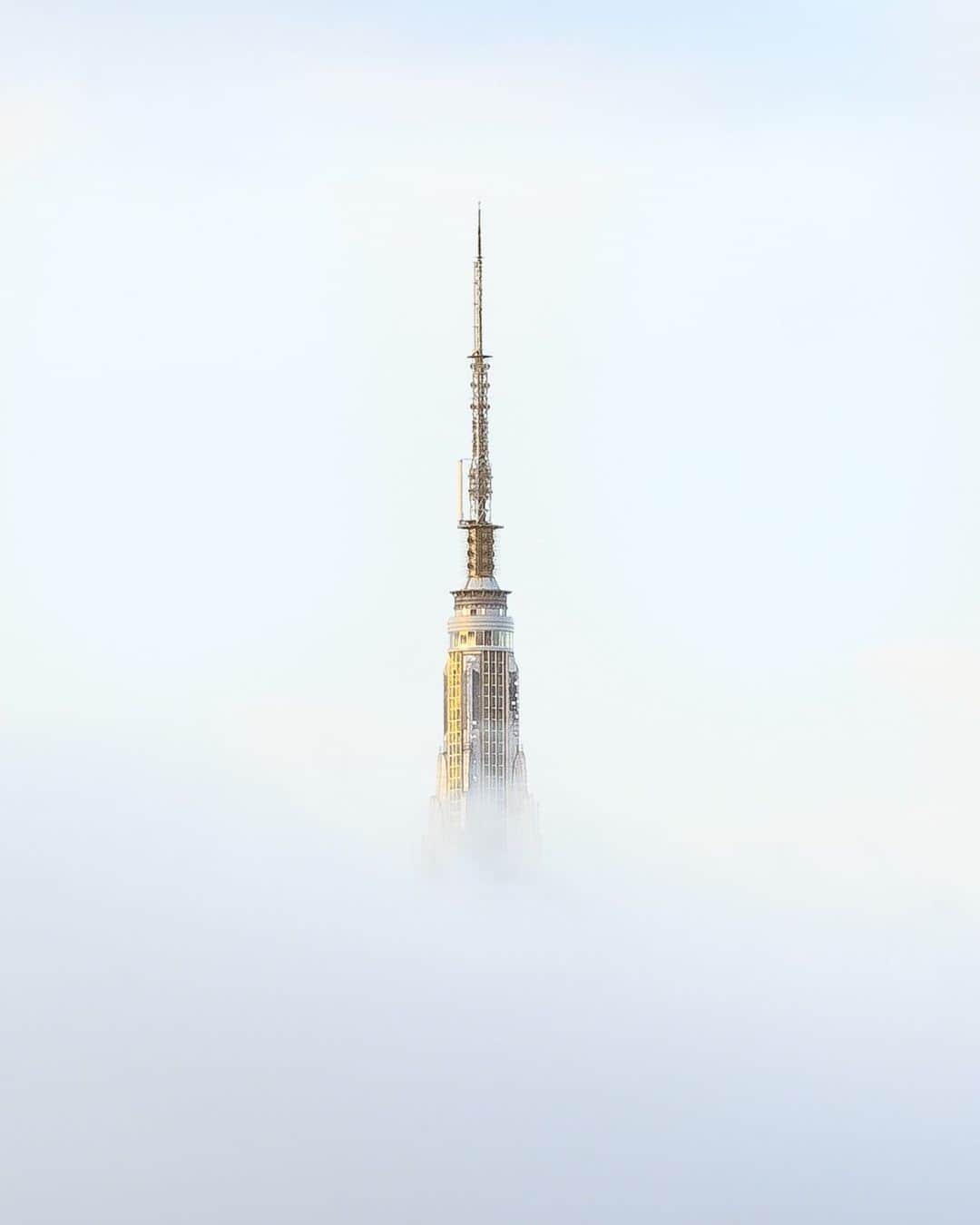 Empire State Buildingさんのインスタグラム写真 - (Empire State BuildingInstagram)「Up, up & away ☁️    Have you seen our photo contest winners yet? Tap our “Photo Contest” highlight to see them all!    📷: 2020 Weather Shot Winner, @ninawolfe」12月8日 5時19分 - empirestatebldg