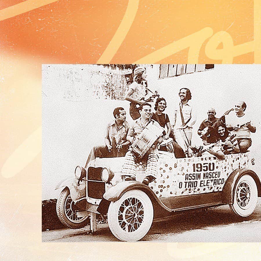 Claudia Leitteのインスタグラム：「Quem vê os trios elétricos hoje em dia, enormes e cheios de luzes, pode nem imaginar como essa história começou. Foi nos anos 50, em Salvador, com os "eternos Dodô e Osmar" desfilando pela cidade em um carro de passeio. De lá pra cá, o trio foi crescendo, evoluindo até chegar ao que é hoje e atravessar fronteiras, como vamos fazer ano que vem nos Estados Unidos.  Mas por enquanto, já que ainda não podemos botar o bloco na rua, vamos pular e cantar em casa mesmo! O som fica por minha conta: só dar play em “SOL A SOL - Músicas de Verão 2021” no meu @spotifybrasil! 🌻🧡☀️   ps.: link no destaque “playlist” e nos stories」