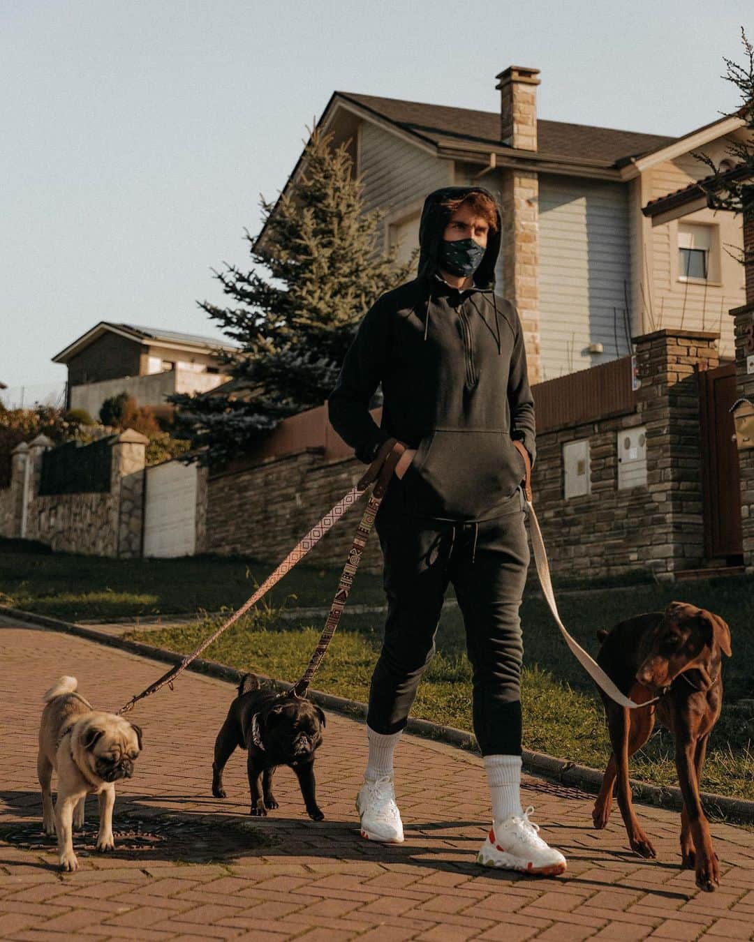 イバイ・ゴメスのインスタグラム：「Pues a mi el frío no me importa, pero donde esté el cielo azulito como este... 😍🌞  Y creo que Dubi, Gomis y Tokio también lo prefieren 🐶🐶🐶❤️ • 📸: @oierreydelika / @sf40agency」
