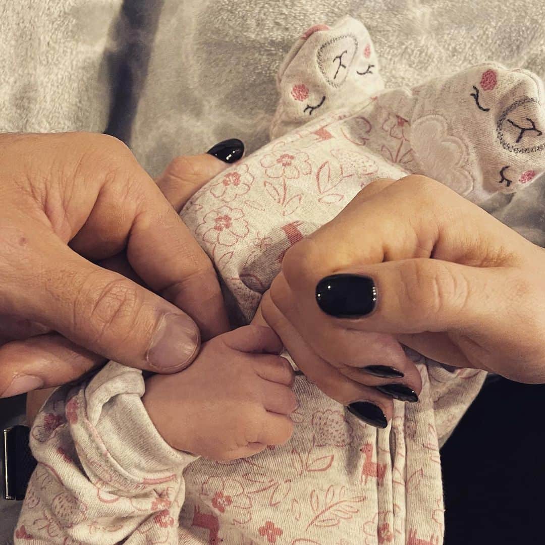 レベッカ・ノックスのインスタグラム：「Welcome to the world Roux. You are the love of our lives. #andnew」