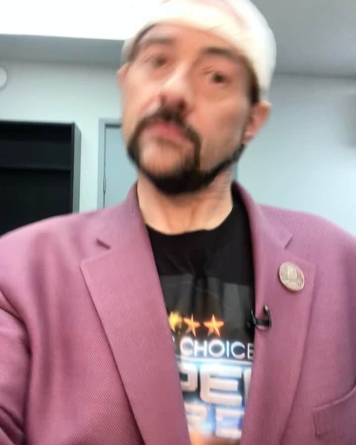 ケヴィン・スミスのインスタグラム：「Me and @theartistred dancing between takes while we shoot the #criticschoicesuperawards. Music by the @tomtomclubofficial. #KevinSmith #theartistred」
