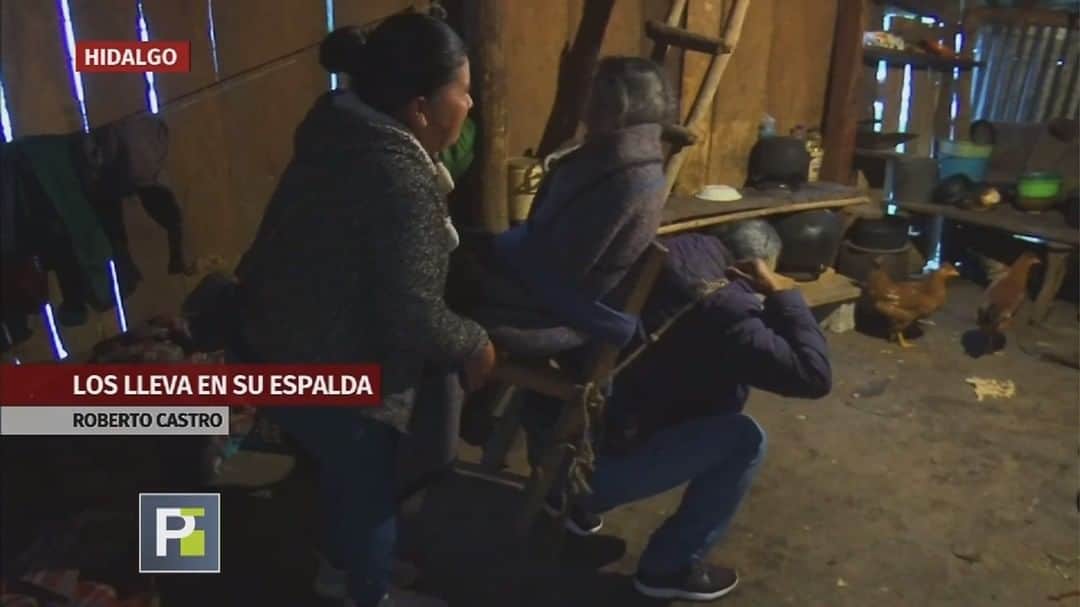のインスタグラム：「Un buen samaritano carga en sus brazos y en su espalda a quienes viven en lugares de difícil acceso y no pueden acudir a los centros de atención médica. Los detalles hoy en #PrimerImpacto a las 5pm/4c.」