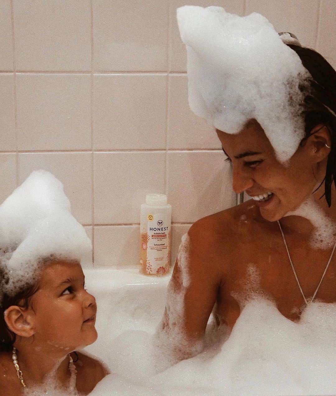 The Honest Companyさんのインスタグラム写真 - (The Honest CompanyInstagram)「When bath time turns into pretend-you-and-babe-are-unicorns time, it’s the best Monday ever. 🦄⁣  ⁣ #MomCrushMonday #HonestAmbassador #HonestCompany #regram ℅ @maevvo」12月8日 5時50分 - honest