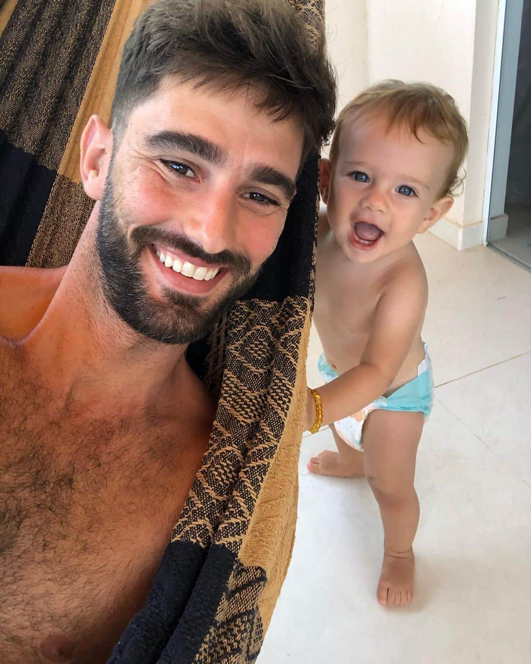 Ricardo Baldinのインスタグラム：「Tem alguém ficando de pé e com um par de dentinhos inferiores 😍 #Yeva #9months」