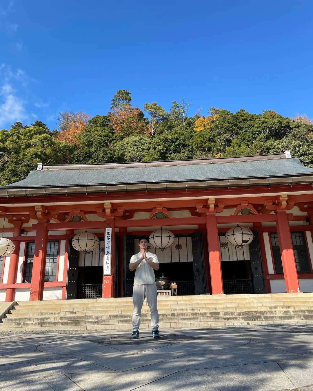 大和哲也のインスタグラム：「鞍馬寺、素敵な場所だった。 天地と１つ。  そして山を越え、貴船神社へ。 「氣生根」氣が生まれる根か…  水のように戦いたい。 パワーをたくさんもらいました！  試合が終わったらお礼参りに行こう🙏 #鞍馬寺　#貴船神社 #天地と１つ」