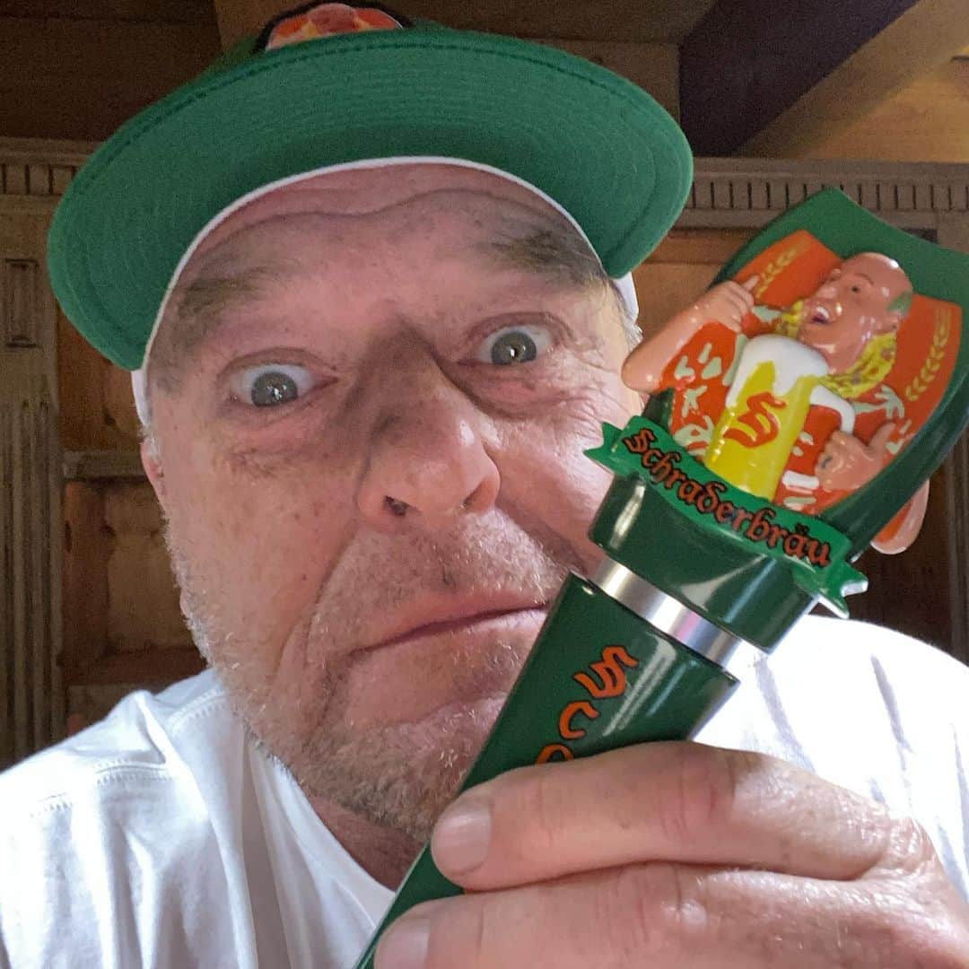 ディーン・ノリスのインスタグラム：「Looking for that unique gift for the Hank fan in your life? An official Schraderbrau tap handle. Link in bio」