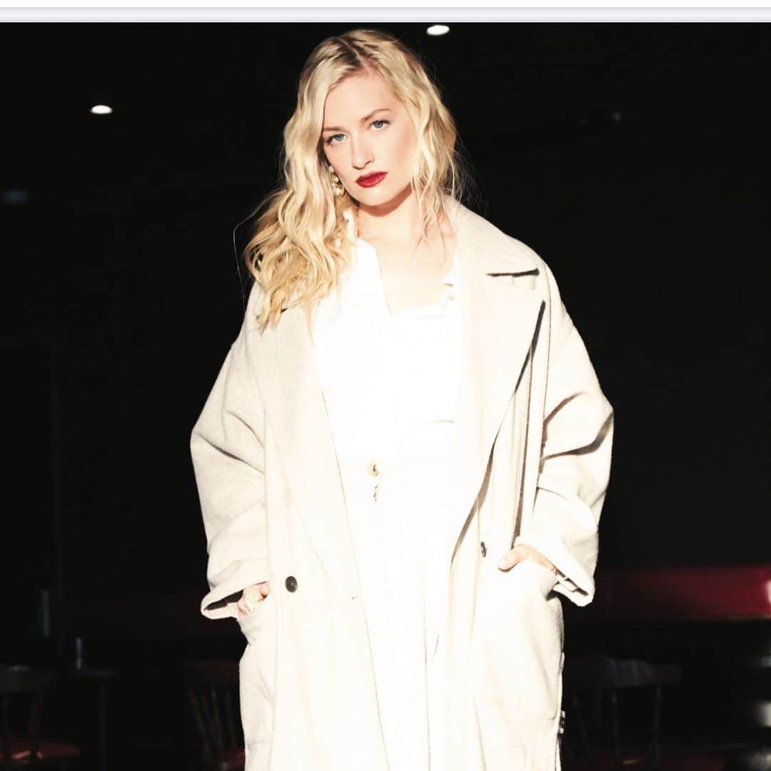 ベス・ベアーズのインスタグラム：「We're still in #2020 mood.」