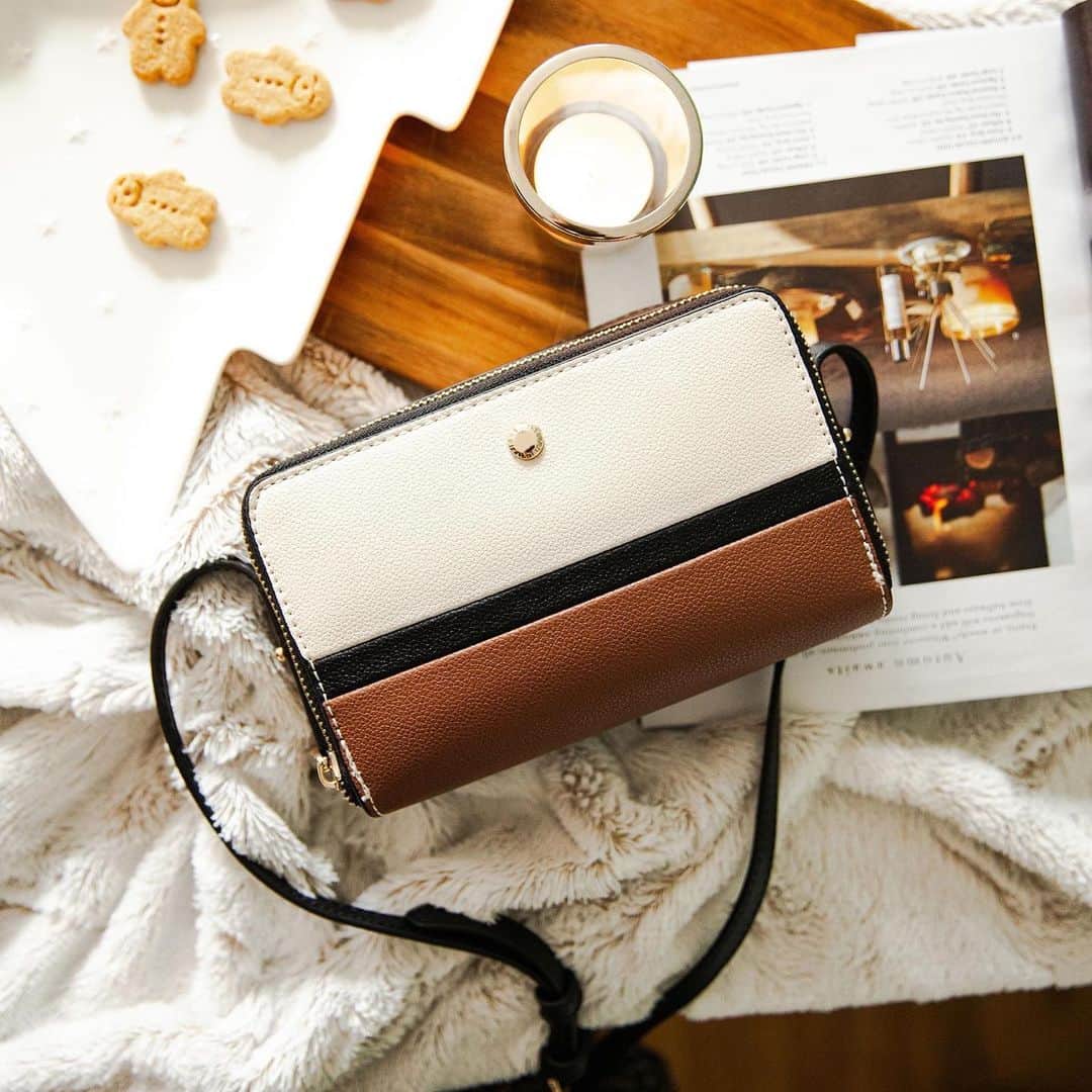 のインスタグラム：「Treat yourself or someone else to our chic Lily crossbody this Christmas. Use code GIFT for 25% off selected crossbody bags and purses, this week only ✨ #FiorelliBags #Christmas #GiftGuide #CrossbodyBag」