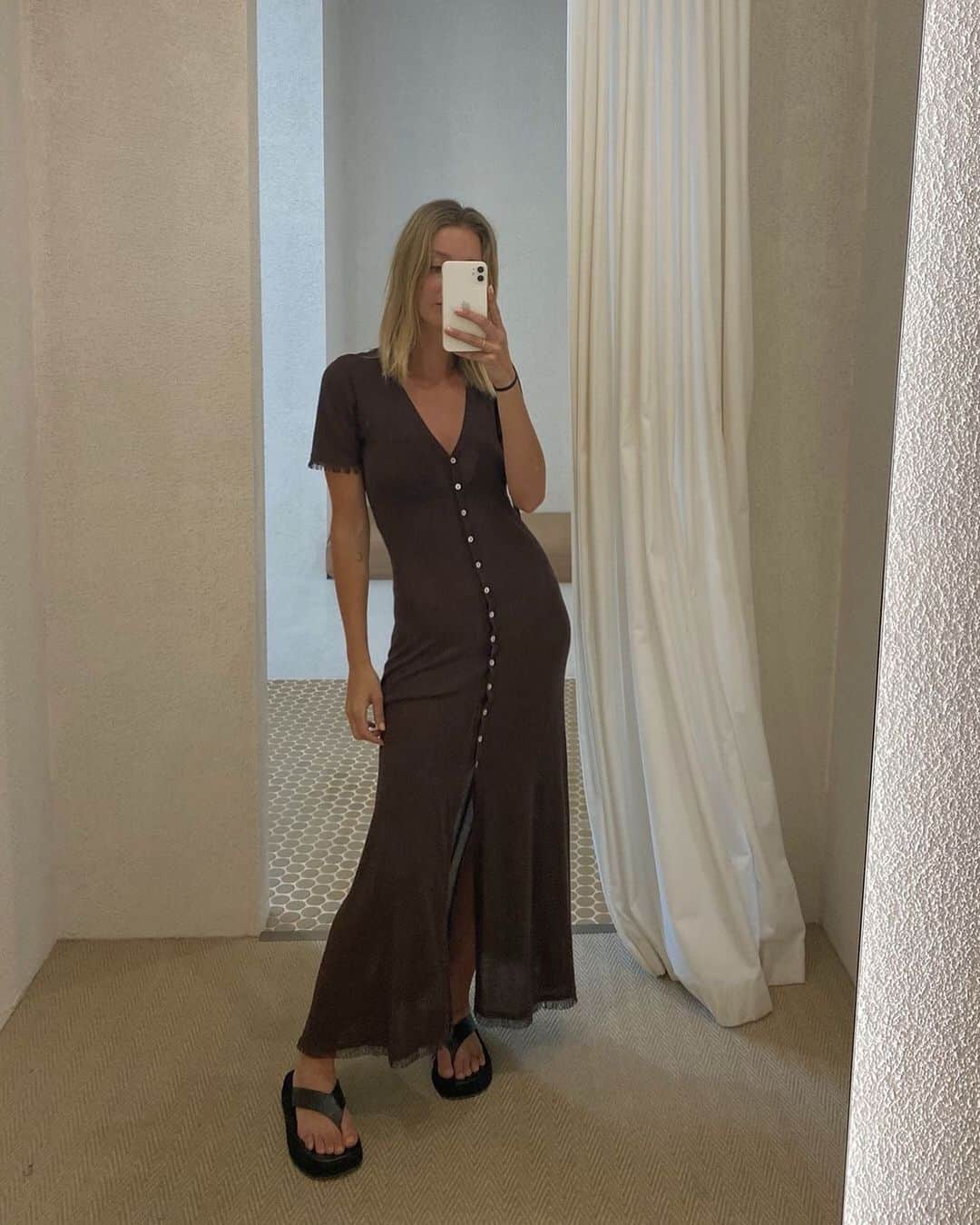 ベック&ブリッジのインスタグラム：「@meeganackerman in the susannah midi swim cover up in chocolate. Now available online + in stores #becandbridge」