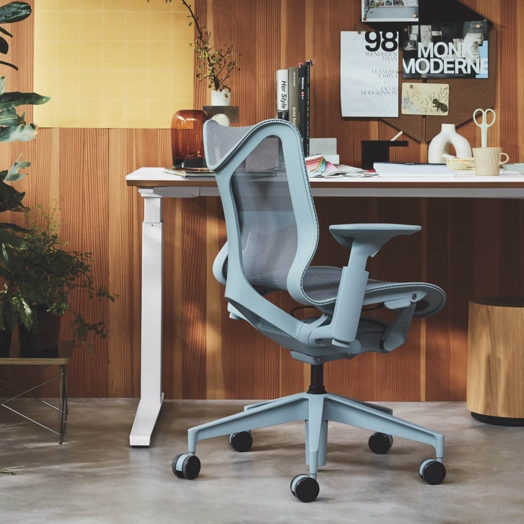 Herman Miller （ハーマンミラー）さんのインスタグラム写真 - (Herman Miller （ハーマンミラー）Instagram)「Enjoy the instant gratification of sitting in Cosm—now available with height-adjustable arms in the chair’s signature Dipped-in-Color aesthetic. Choose from six colors—three saturated Dipped-in-Color options and three neutral—to make your office go from blah to beautiful.」12月8日 6時02分 - hermanmiller