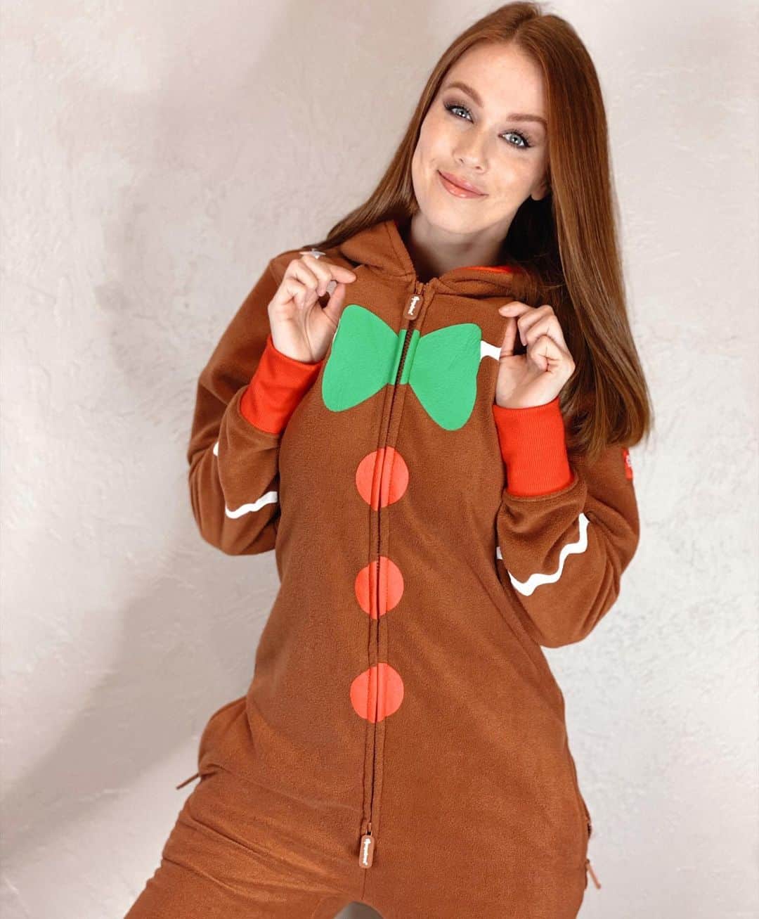 リアンナ・デッカーのインスタグラム：「Who would you rather at your Christmas shindig; virtual, of-course 🎄 The gingerest gingerbread cookie ever, or the vanishing lumberjack... Hmmm 🧐 #decisionsdecisions @tipsyelves」