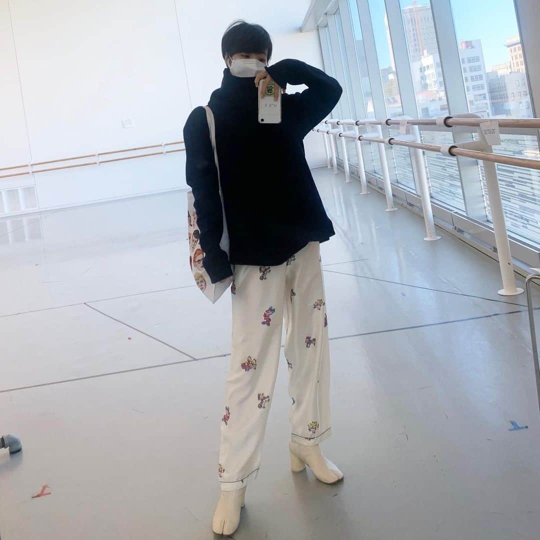 のインスタグラム：「I-just-got-out-of-bed look.   Sweater: @johnlawrencesullivan_official  Pants @mare_kino   2枚目、なんとなくラピュタの巨神兵っぽい」