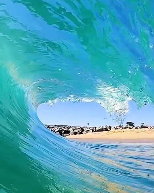Robbie Crawfordのインスタグラム：「I heard they’re banning loud laughing in Hawaii due to Covid ... from now on you can only react with a low ha! 😂 @smkflwr #GoPro」