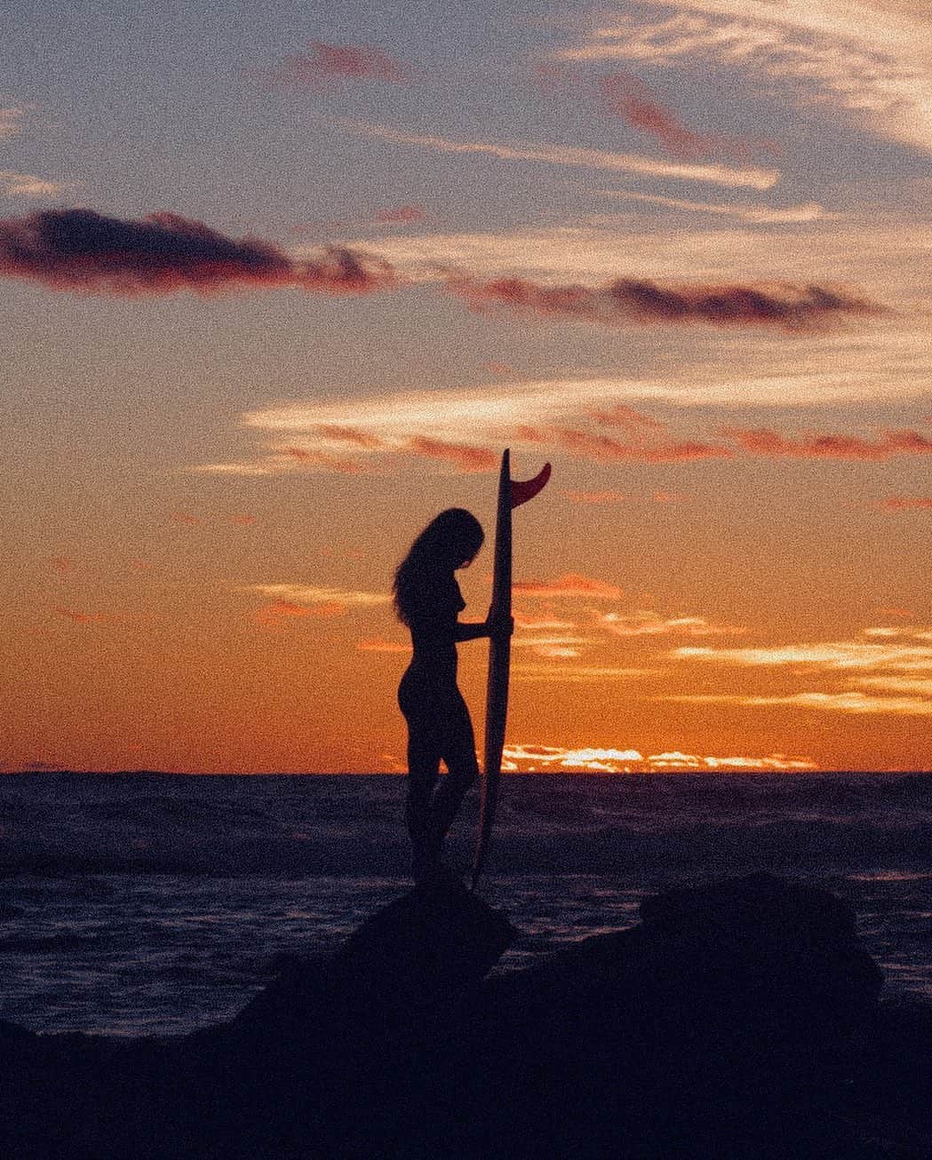 フェリシティー・パルマティアーのインスタグラム：「Skin Deep out now! The link is in my bio if you want to watch 💕  Surrendering to the ocean is freedom for me. Thinking less, feeling more, staying connected. Shooting Skin Deep allowed me to connect with nature in the most pure and natural of ways; reminding me of that to which I belong, what I am made of and what I am a part of.  The locations we shot at are some of my favourite in the world. Hawaii, Fiji, East Coast Australia … but a couple in particular, North West and South West WA, I am most fond of. I grew up in Western Australia and have a strong connection with the coastal areas and their very special landscapes. The regions have shaped me into the person and surfer I am today. I like to think I embody certain elements synonymous with those environments; a bit rugged, a bit wild, raw and true.   Frame grab: @fetchfilms #FlickPalmateerSkinDeep」