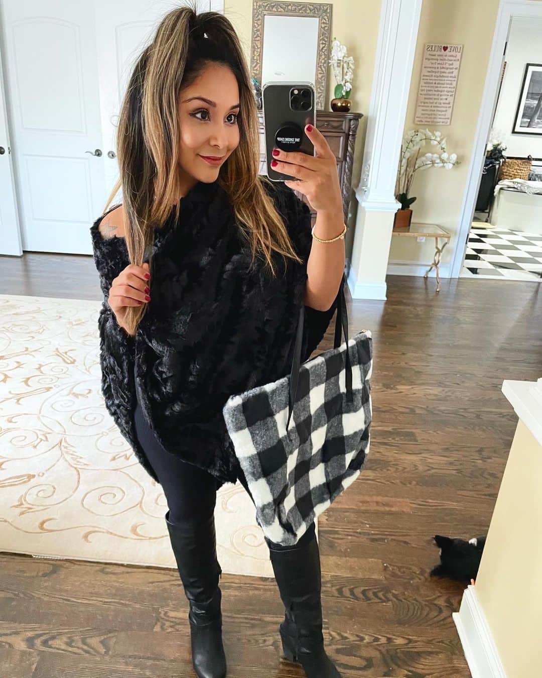 ニコール・ ポリッツィのインスタグラム：「PONCHO SEASON 🖤 @thesnookishop」