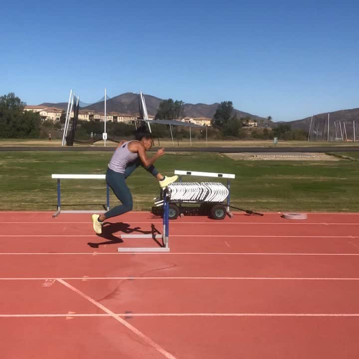 クィーン・ハリソンのインスタグラム：「Y’all asked for workout videos so here’s a quick lead-leg hurdle drill clip.  I had to readjust after H1 because I underestimated how close H2 was but that’s the KEY to being an elite hurdler.. you MUST be able to adapt mid-race/drill. Honestly, that’s the key to success in any field, you must be able to adapt and react even when things don’t go as planned. Was that motivational for this Monday? lol Let’s have a great week yalllll! ❤️  #mondaymotivation #trackandfield #hurdles #hurdledrills #usatf  tunes by: Sativa x @jheneaiko & @swaelee」