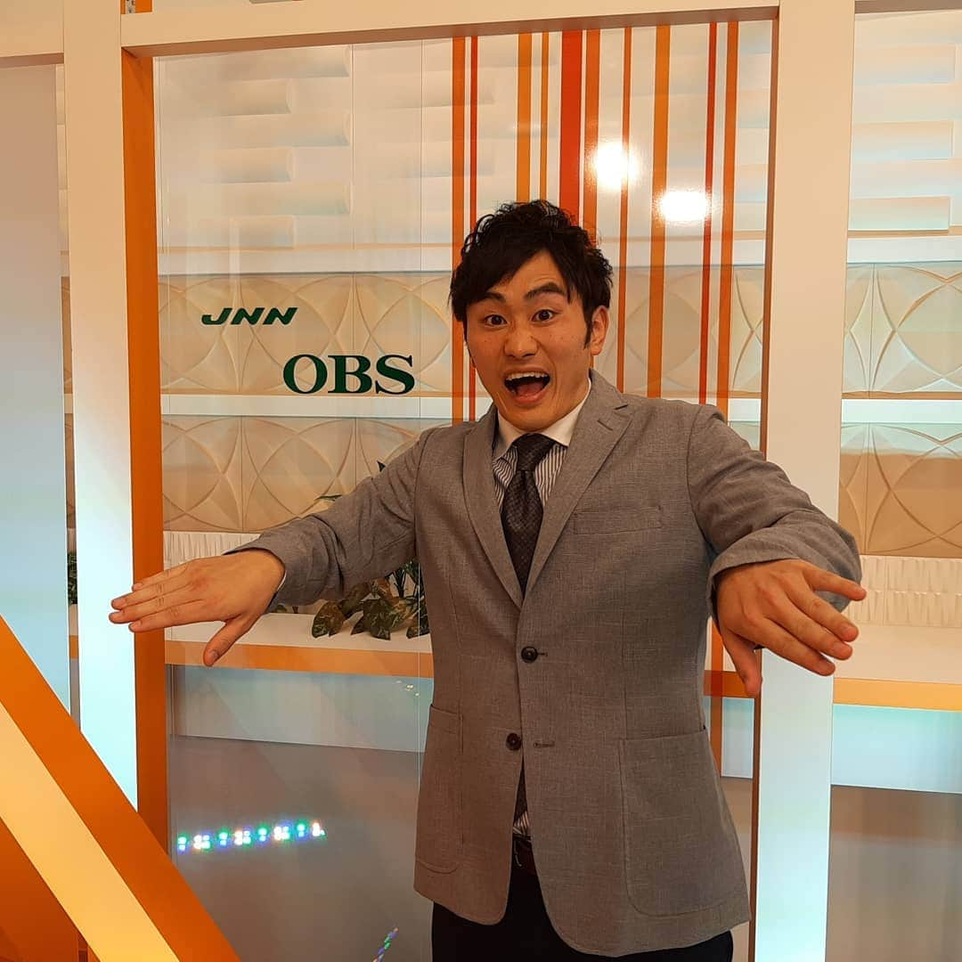 渡邉敬大さんのインスタグラム写真 - (渡邉敬大Instagram)「OBSイブニングニュース 月曜は特集スポーツ🏊⚽⚾🏉  水泳 渡辺一平選手の活躍をお伝えしたので 平泳ぎポーズ…のつもりです🏊 村津アナ平山アナはツッコミながらも 優しく撮ってくれました😂📷  #おおいた #大分 #大分放送 #ニュース #スポーツ #水泳 #サッカー #大分トリニータ #野球 #内川聖一 #ラグビー #サントリーサンゴリアス #アナウンサー #渡辺敬大 #わたなべけいた」12月8日 6時24分 - obs_watanabe_keita