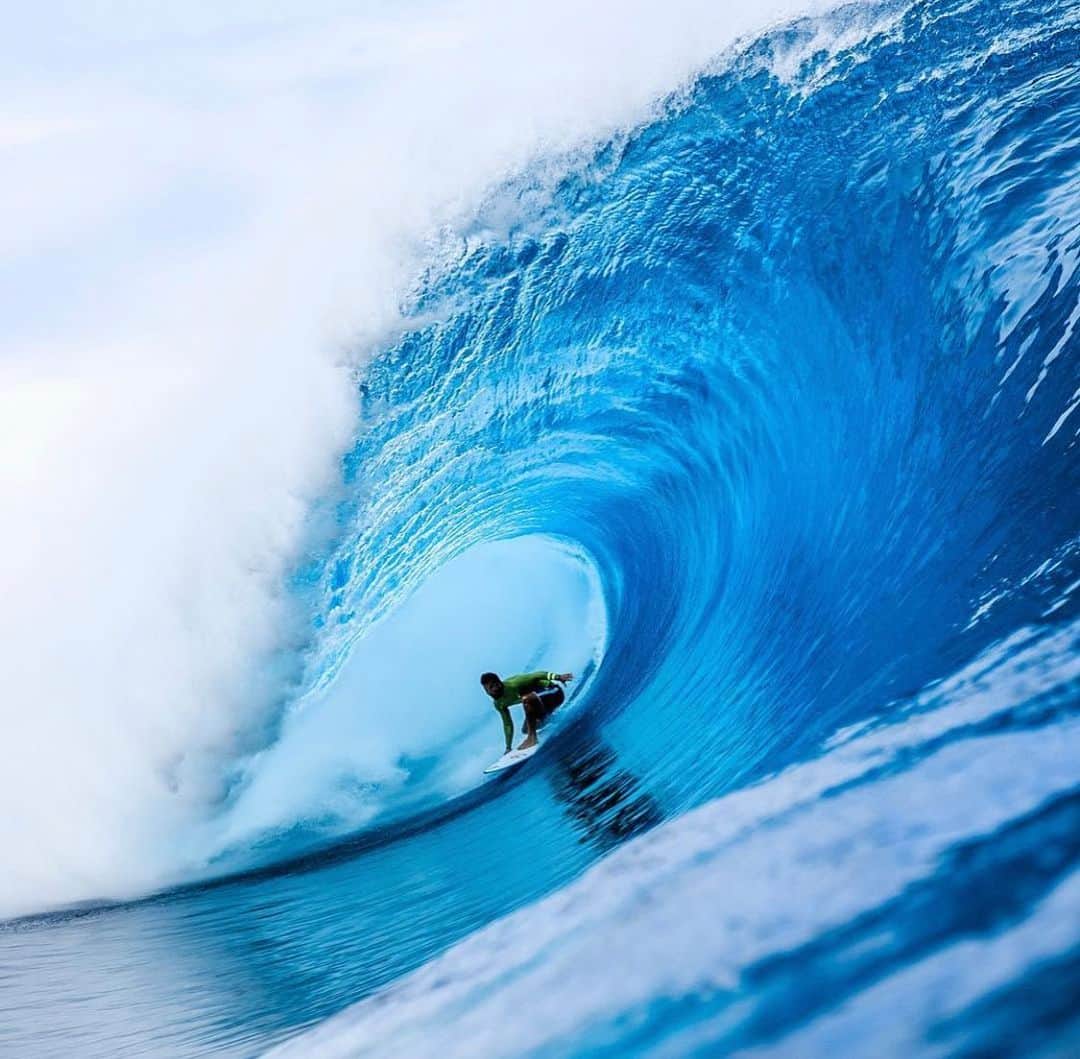 ミシェル・ボレーズのインスタグラム：「C’était attendu , c’est maintenant définitif, le surf sera bien présent aux jeux de paris 2024 sur le site exceptionnel de TEAHUPOO à TAHITI . C’est une très bonne nouvelle pour le monde du SURF professionnel et amateur . #RoadToParis2024 @Paris2024 @surfingfrance @isasurfing  It’s now 100% sure that surfing will be in the olympique in 2024 . It will be hold at TEAHUPOO TAHITI . Such a great news for all the professional and amateur surfers around the world . 📷 @dmosqphoto」