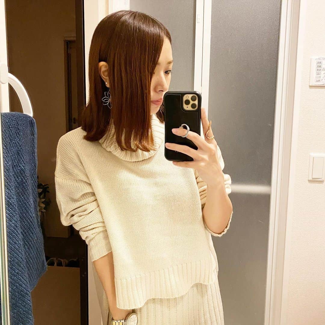 片桐優妃のインスタグラム：「#TAYA で秋冬限定のコーティングしてもらってから髪のボリュームがおさまってつるんとしてかなり扱いやすくなりました😍こないだニット帽してたんだけどとったあとも広がらなかったから驚いた😳💗やったの1週間前だけどこれはこれからもしばらく効果が保ちそう💮 . #静電気 や#乾燥 にお悩みの方#おすすめ です🙌 . #ヘアサロンTAYA #TAYA池袋 #鈴木真衣子 #TAYAの秋冬限定コーティング #taya髪内部に潤いと補修 #taya美しさ長持ちツヤ感アップ」