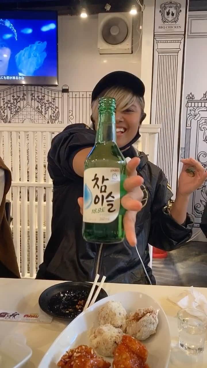 のインスタグラム：「チャミスル！イケメンな開け方（笑） #新大久保　#韓国　#チャミスル　#bts  #韓国料理」