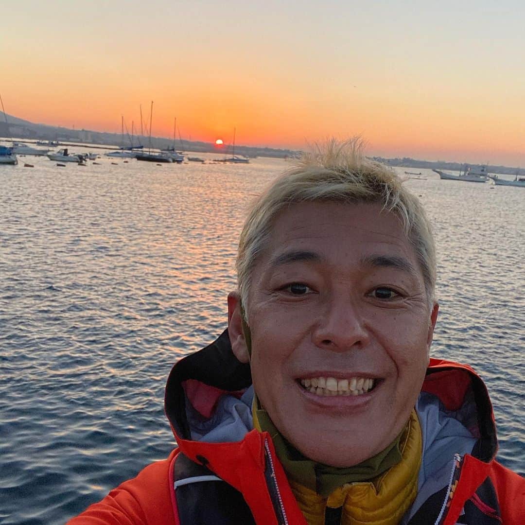 田村亮のインスタグラム：「今日も海です。 やっぱり、おじさんになっても日の出は写真撮ってしまうね。 朝日をどうぞ！ #ロンブー亮 #2日連続、釣り #もはや漁師」