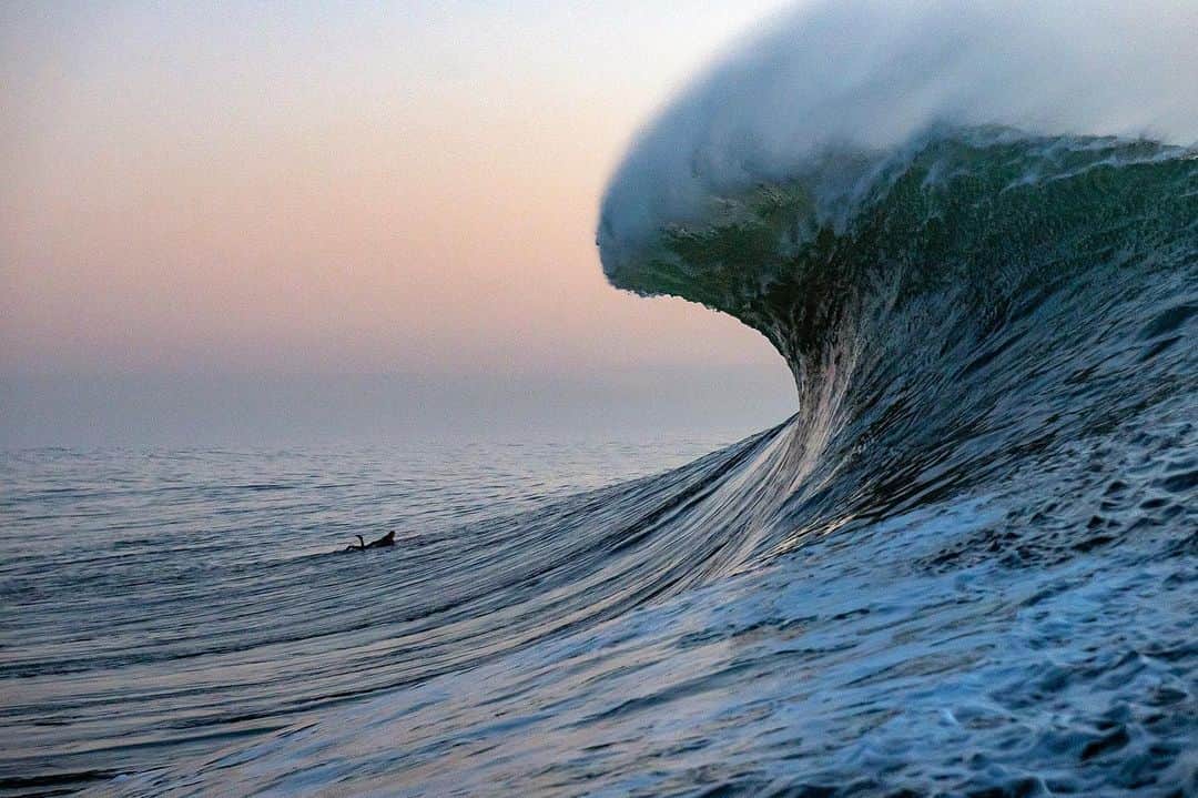 surflineさんのインスタグラム写真 - (surflineInstagram)「Fred Pompermayer captured this amazing image as the last set of the multi-day North Pacific swell detonated on the reef at Maverick’s last Friday right after sunset.   Hit the link in bio for the full #SwellStory — and more on what’s coming tomorrow.  📷: @fred_pompermayer」12月8日 6時50分 - surfline
